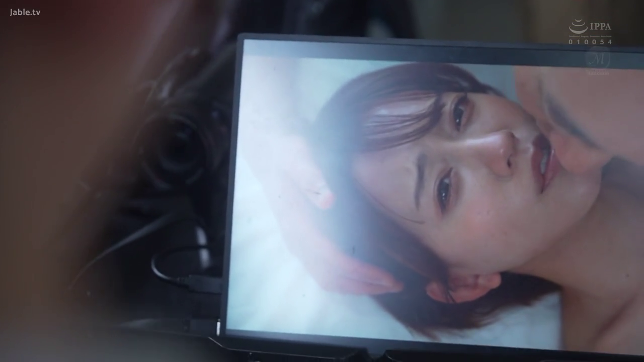 室内 · 脸部 · 全裸 · 恍惚 · 侧卧 · 显示器 · 幕后 · 被吻