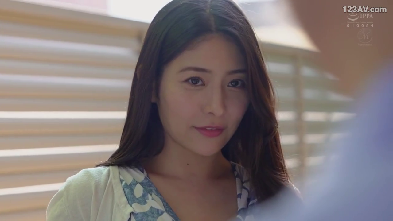 室内 · 脸部 · 站姿 · 半身特写 · 凝视 · 印花连衣裙 · 百叶窗 · 微笑诱惑