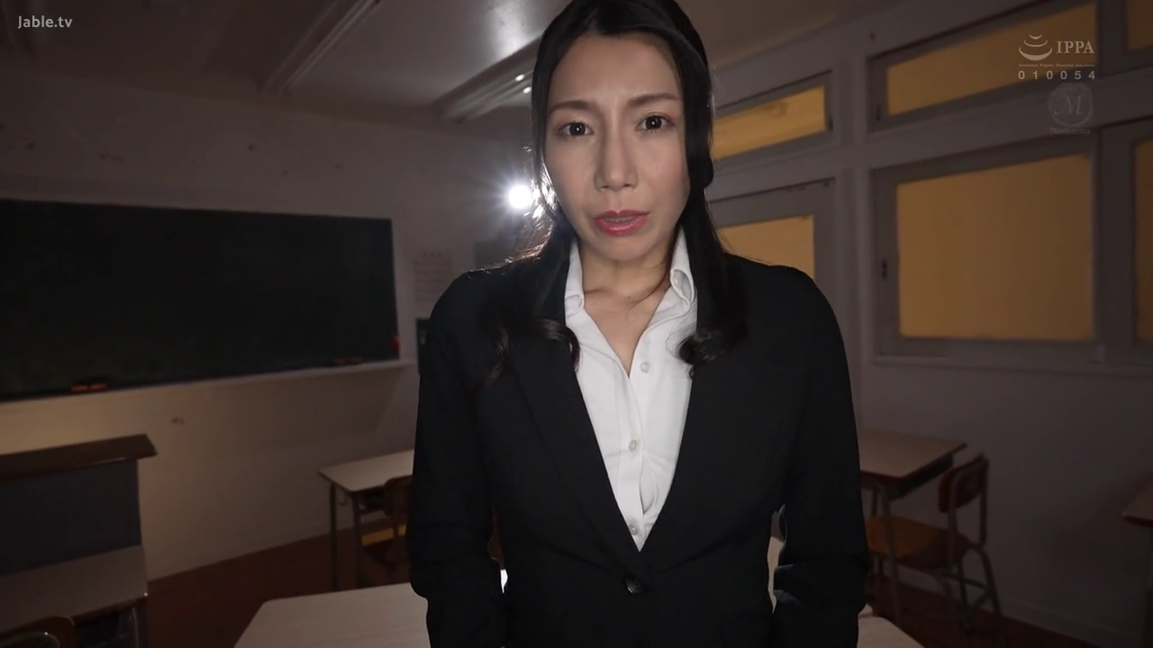 严肃 · 单人 · 教室 · 职业西装 · 站立 · 半身特写 · 注视 · 黑板