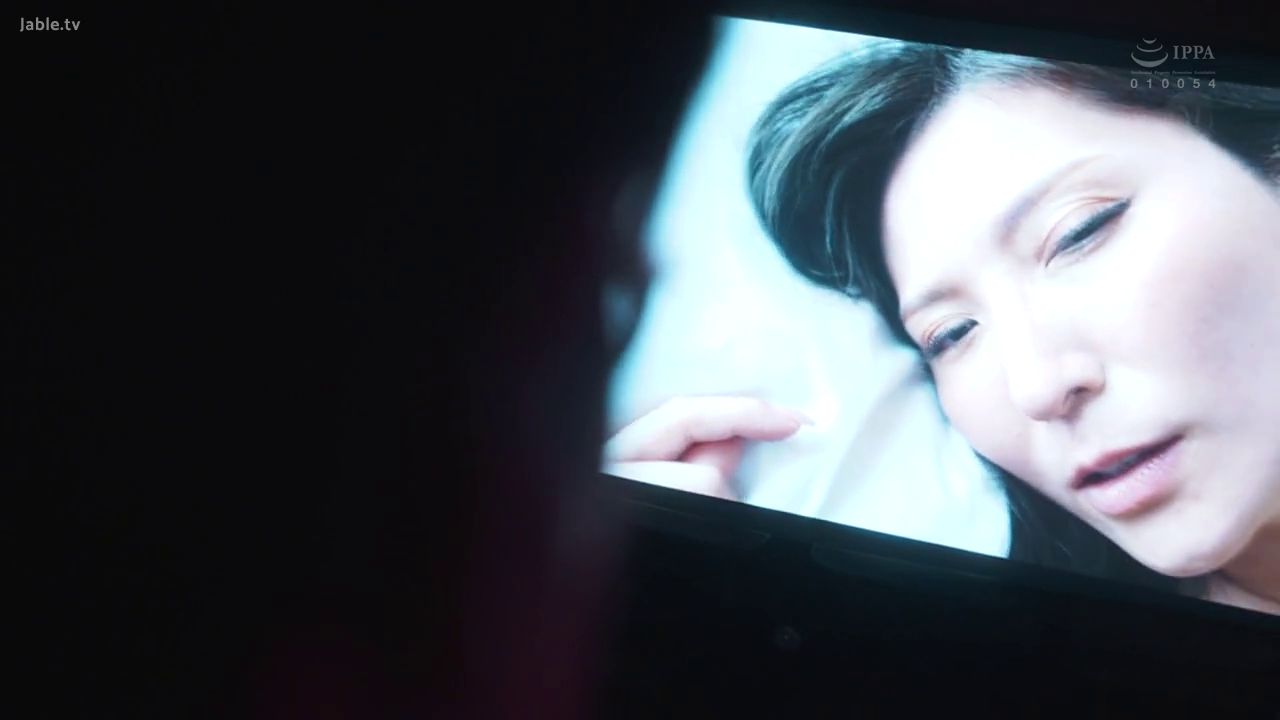 卧室 · 平静 · 枕头 · 特写 · 凝视 · 卧姿 · 不详 · 电子屏幕