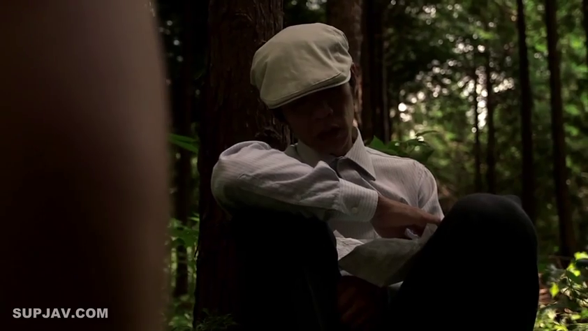 Medium shot · Outdoor · Blur · Lean back · Forest · Paper · 衬衫帽子 · 看纸