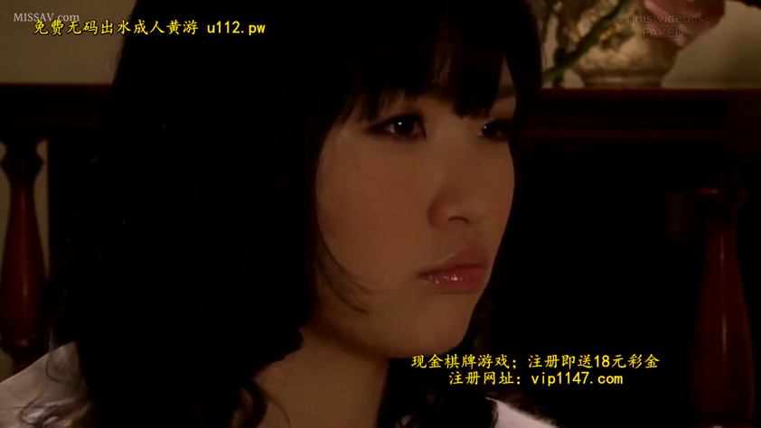 Indoor · Melancholy · Close-up of the face · White top · Stare · 侧坐 · Advertising text