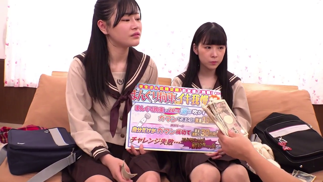 室内 · 座り姿勢 · 真剣 · 半身 · 水手服 · JK · 现金 · 拿钱