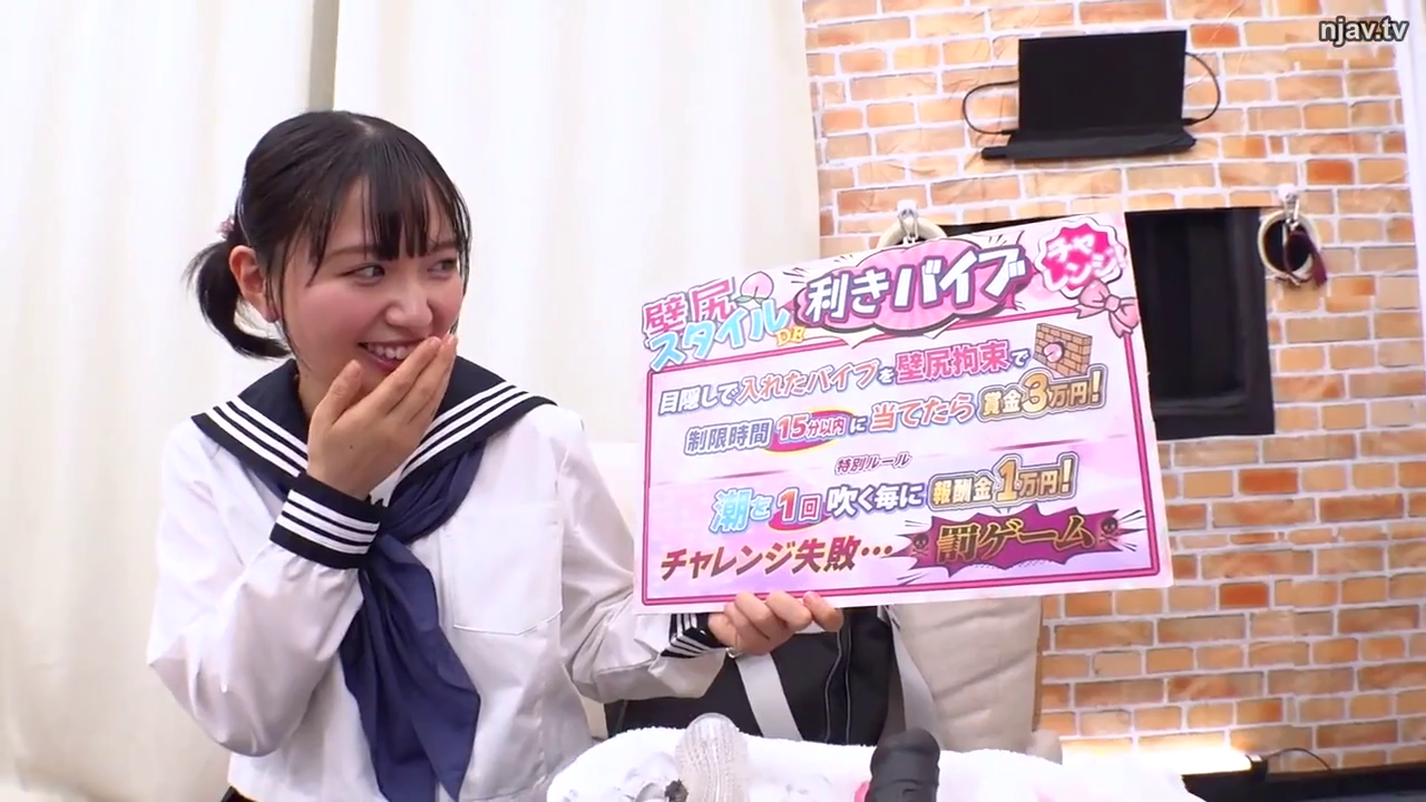 坐姿 · 展示 · 中景 · 水手服 · 笑容 · 室内影棚 · 综艺风格 · 提示牌