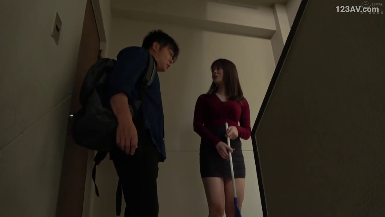 严肃 · 全身 · 站立 · 红色长袖 · 楼梯间 · 制服 · 对视 · 拖把