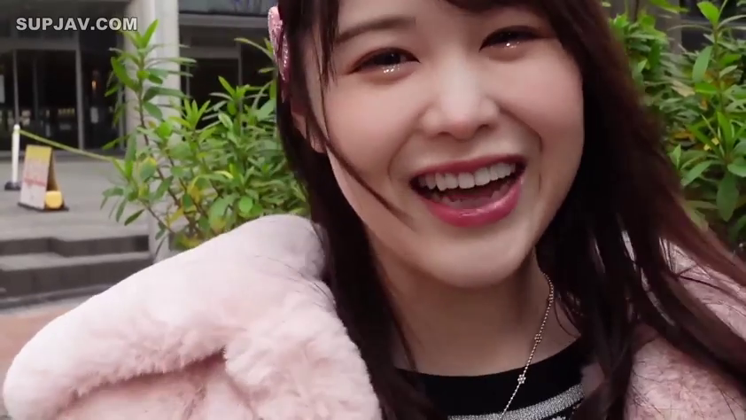 站立 · 面部特写 · 长发 · 大笑 · 喜悦 · 发卡 · 粉色毛绒外套 · 室外建筑前