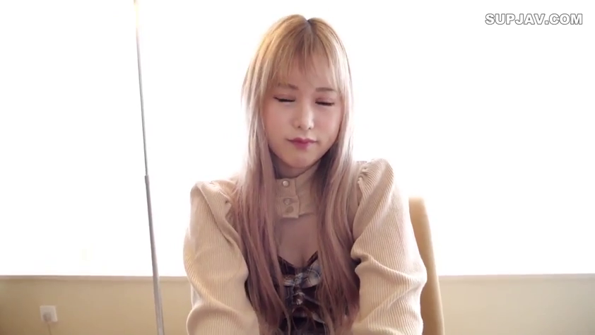 室內 · 坐姿 · 閉眼 · 针织衫 · 上半身 · 长发 · 独处