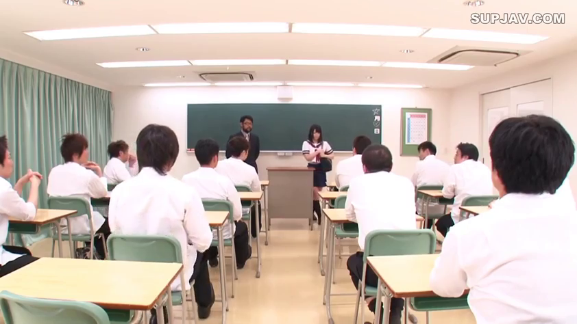 教室 · 专注 · 学生制服 · 黑板 · 远景 · 授课 · 站位 · 多人场景