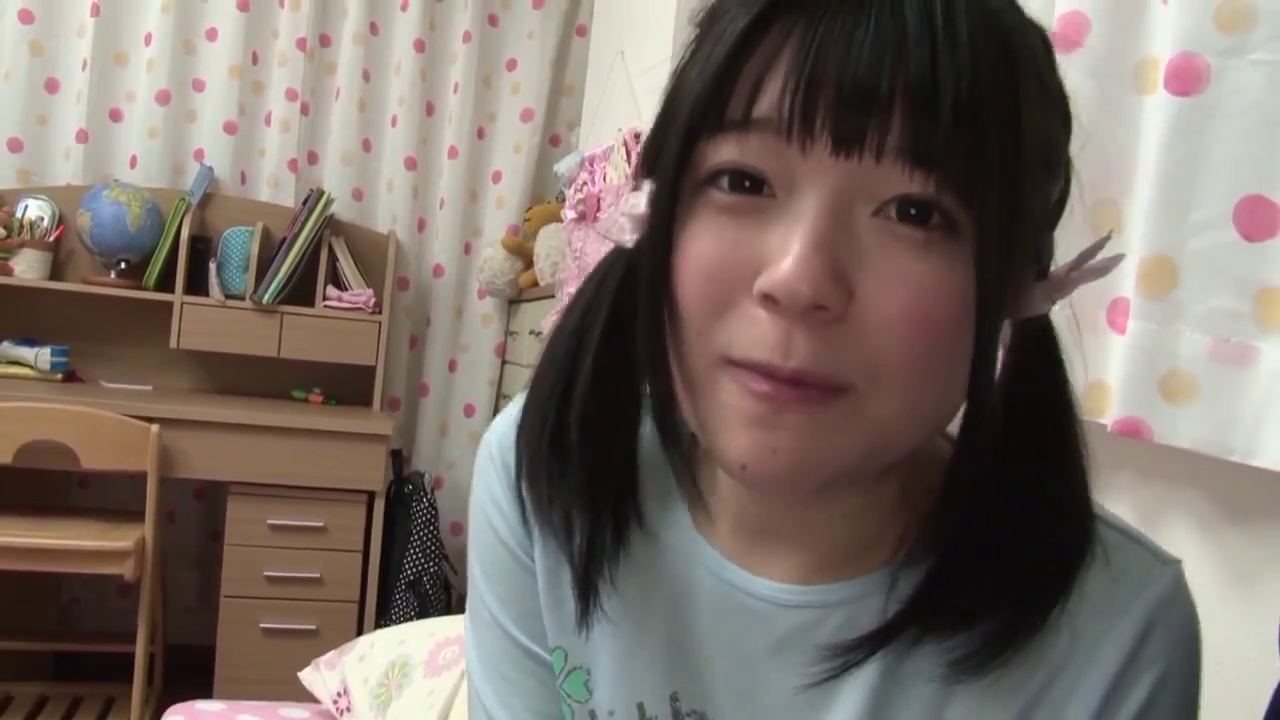 面部 · 俯身 · 甜美 · 卧室 · 注视 · 双马尾 · 书桌 · 浅蓝色T恤