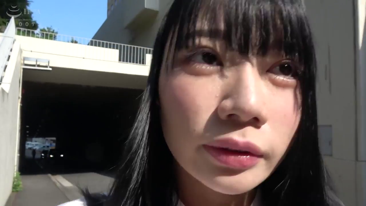 站立 · 平静 · 白色衬衫 · 注视 · 大特写 · 隧道外墙 · 强烈光影