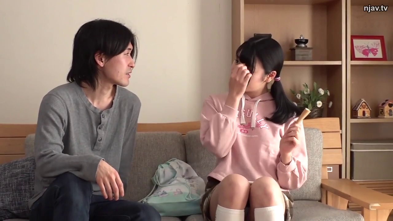 Sitting Posture · 自然 · Living room · Plot · 交流 · 上半身 · 卫衣 · 冰淇淋