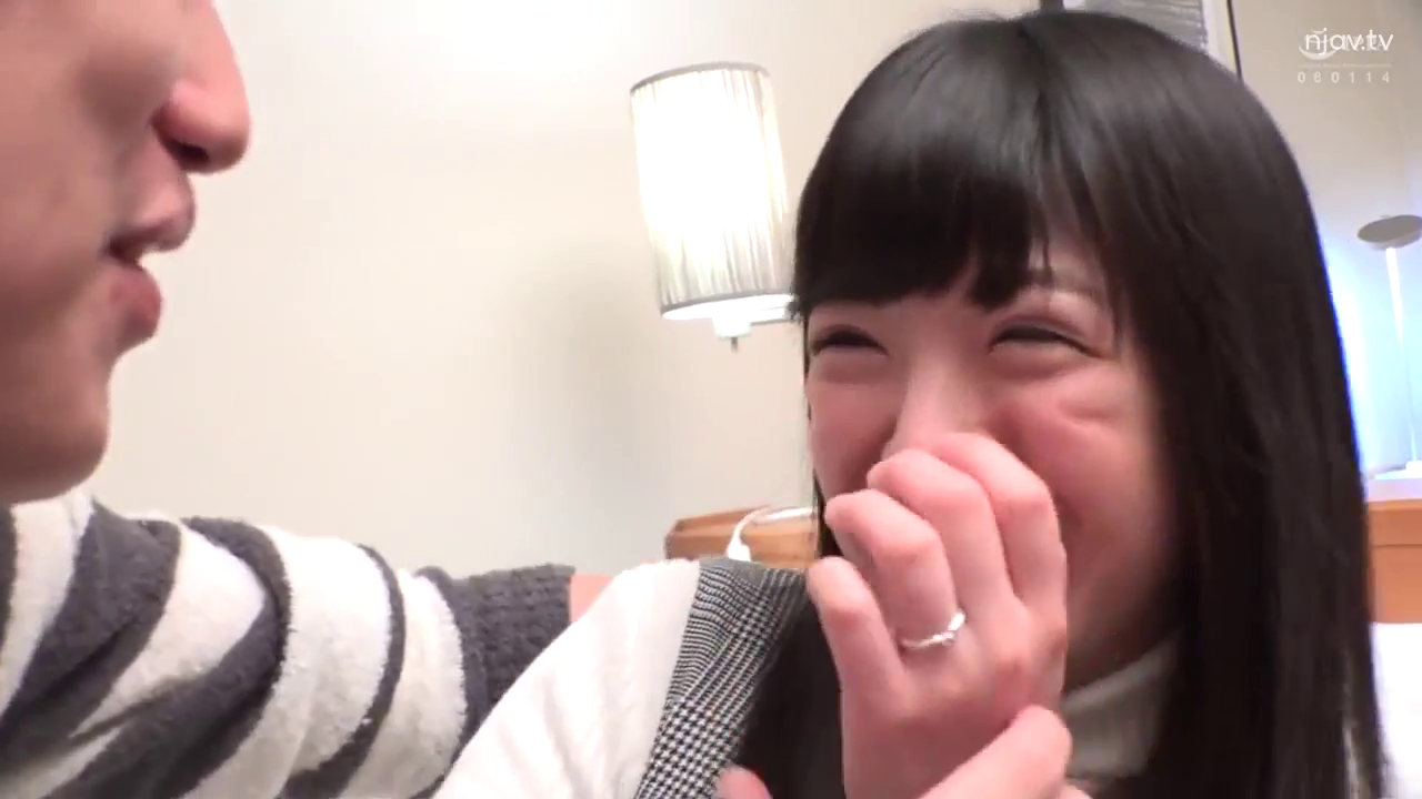 面部特写 · 开怀大笑 · 室内卧室 · 对坐 · 戒指 · njav.tv水印 · 白色居家服 · 谈笑遮口