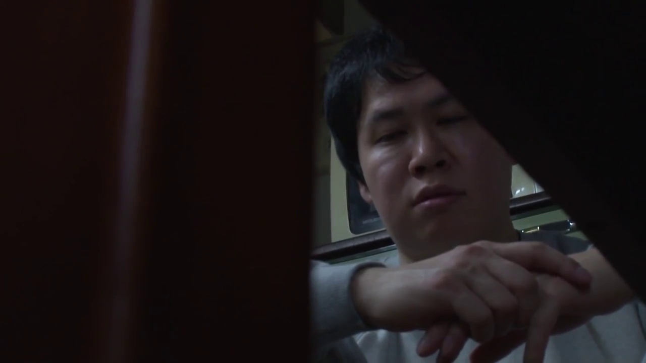 室内 · 座り姿勢 · 真剣 · 半身 · 灰色のトップス · 薄暗 · 观望