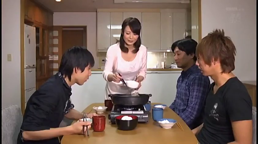 座り姿勢 · 自然 · 餐厅 · 休闲服 · 食事 · 家庭の雰囲気 · 火锅餐具