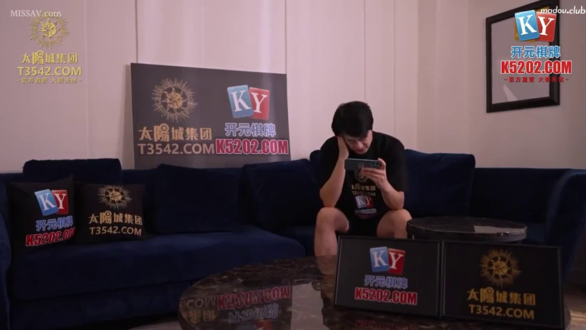 座り姿勢 · 集中 · 全景 · ソファ · リビング · スマホを見る · 广告水印 · 短袖短裤