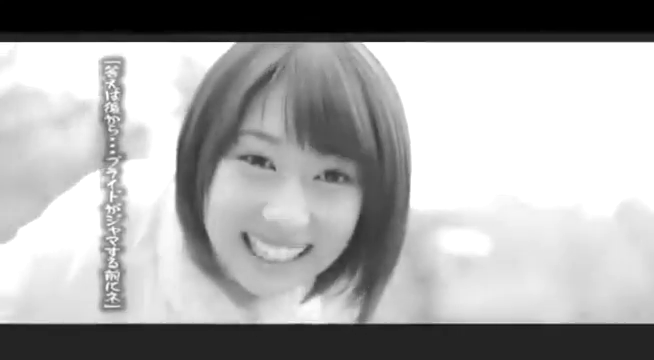 Close-up of the face · 白衬衫 · Smile · Outdoor · Outgoing · 侧头 · 黑白画面