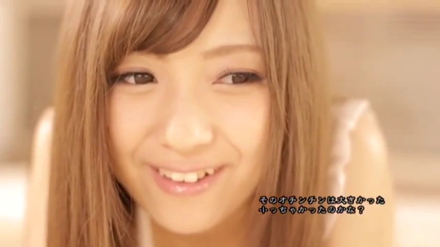 室内 · 面部 · 字幕 · 俯卧 · 微笑 · 白色背心 · 诱惑 · 长发