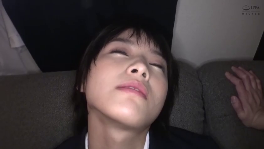 室内 · 面部 · 制服 · ソファ · 仰臥 · 失神 · 昏迷 · 高角度撮影