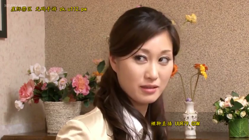 坐姿 · 中景 · 米色西装 · 室内房间 · 视频水印 · 侧头看人 · 淡然微笑 · 盆栽花卉