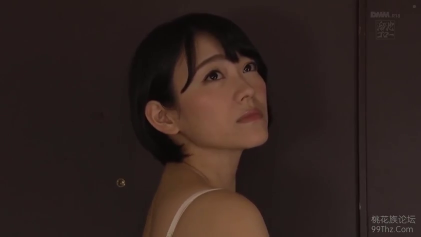 室內 · 憂鬱 · 凝视 · 短发 · 头部特写 · 白色胸罩 · 回头