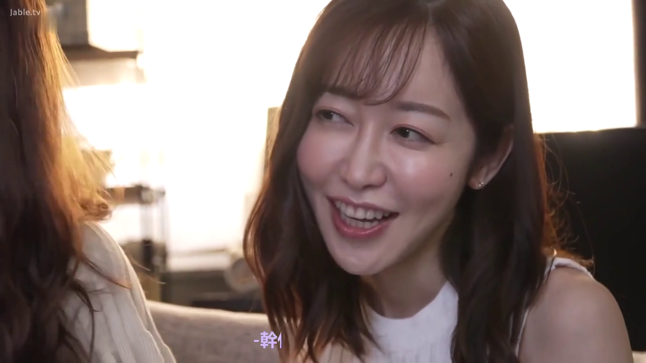 室内 · 坐姿 · 脸部特写 · 交流 · 笑容 · 白色无袖上衣 · 亚洲女性