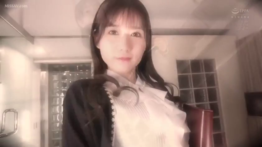 室内 · 中景 · 站姿 · 平静 · 白色衬衫 · 柔光 · 看向镜头