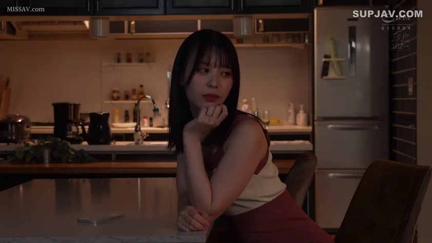 托腮 · 忧郁 · 居家 · 中近景 · 厨房 · 发呆 · 厨具 · 无袖拼色连衣裙