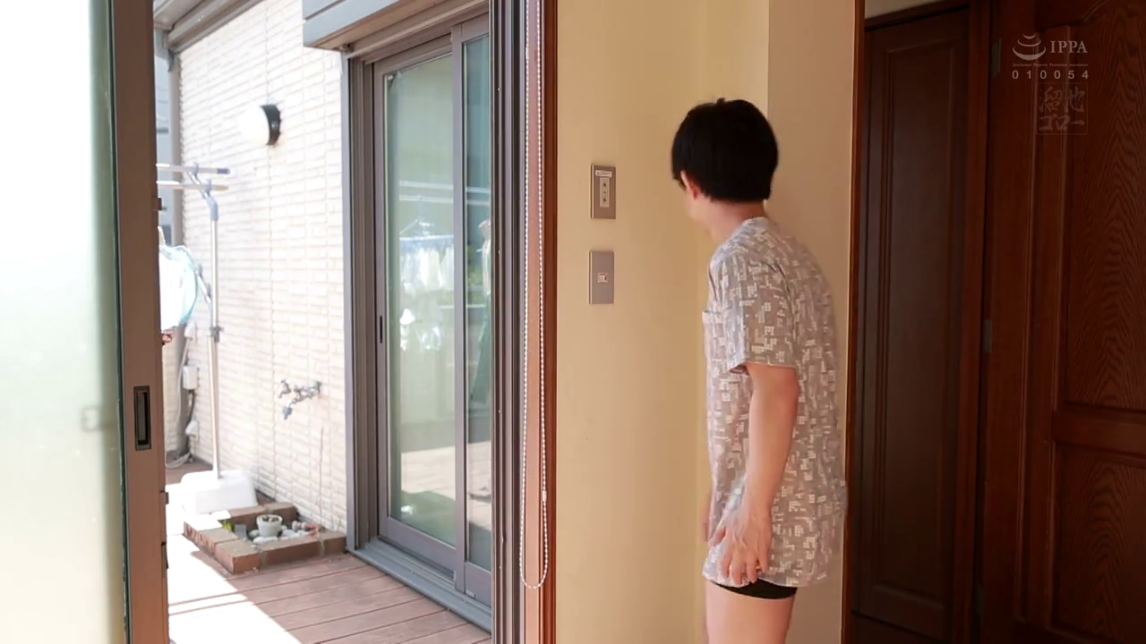 全身 · 站立 · 居家 · 居家服 · 门口 · 晾衣架 · 张望