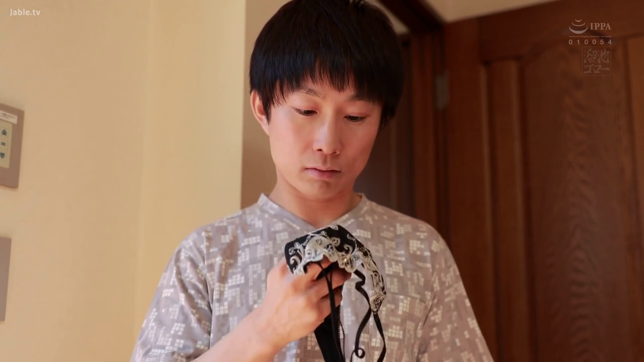 室内 · 严肃 · 站立 · 中景 · 男优 · 病号服 · 蕾丝内裤 · 观察内裤