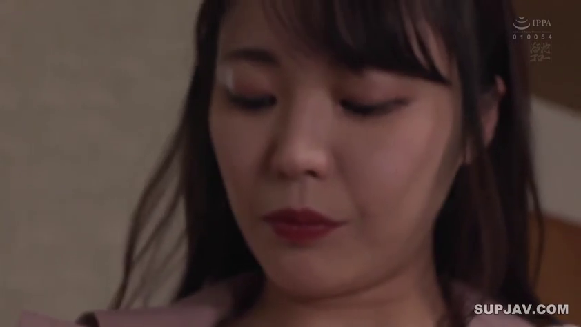 室内 · 低头 · 脸部特写 · 平静 · 近景 · 无行为 · 粉色职业装