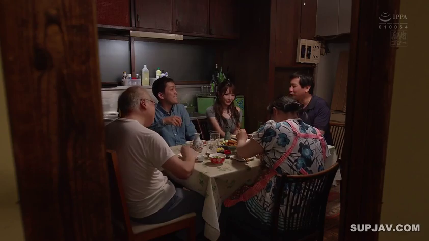 座り姿勢 · 全景 · 自然 · 餐厅 · 部屋着 · 食事 · 餐具 · 聚餐