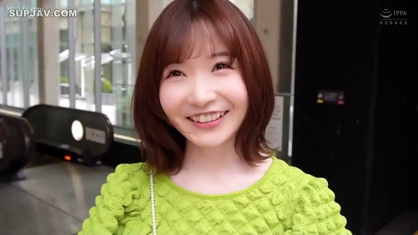 甘美 · 站立 · 微笑 · 顔のクローズアップ · 珍珠包带 · 户外扶梯 · 绿色褶皱上衣 · 正常向