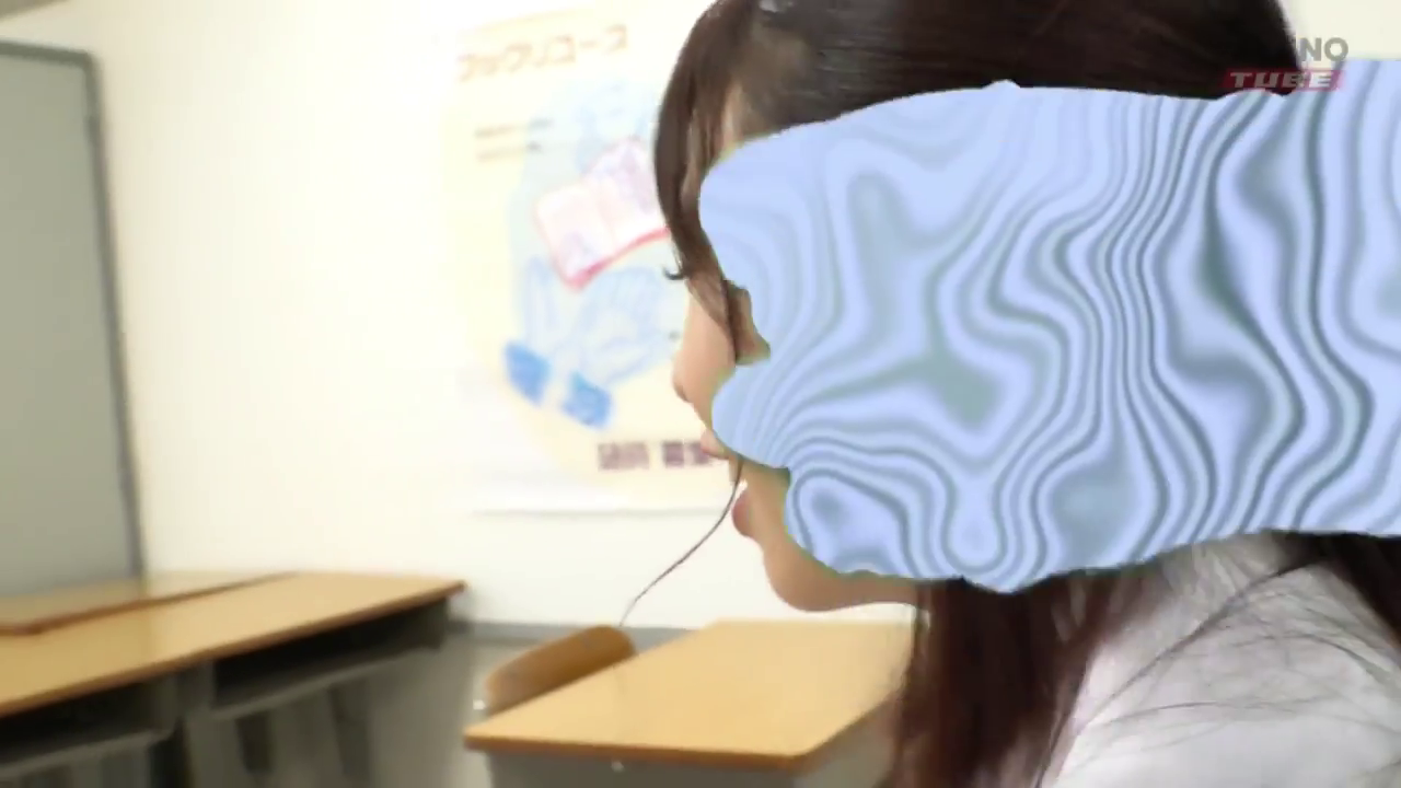 坐姿 · 教室 · 白色衬衫 · 课桌 · 注视 · 侧脸 · 面部模糊