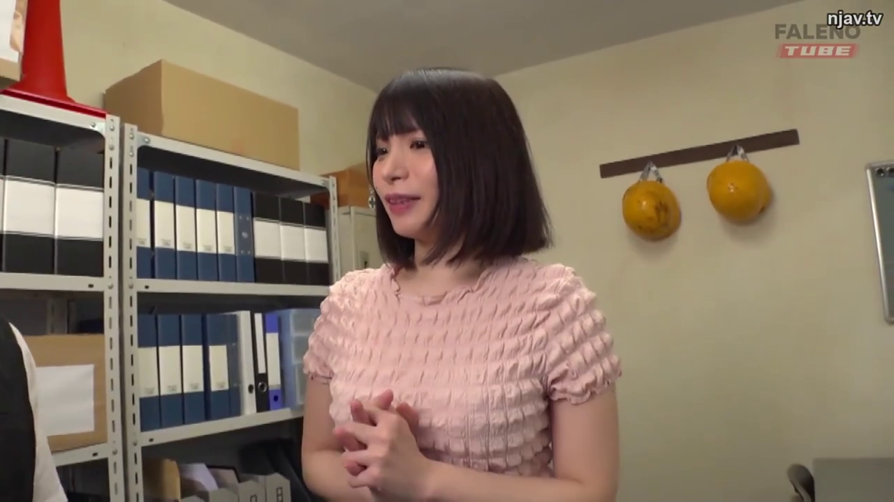 办公室 · 站立 · 微笑 · 半身 · 拘谨 · OL · 安全帽 · 粉色褶皱衫