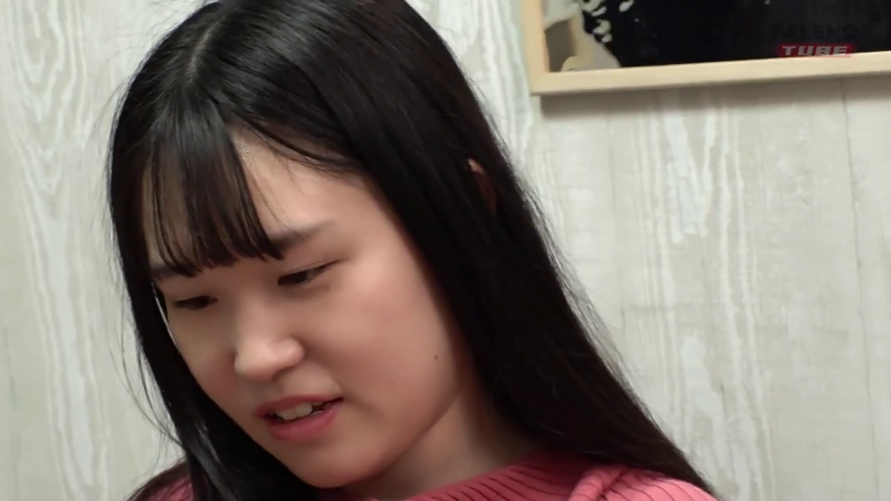 室内 · 交谈 · 面部 · 低头 · 粉色针织衫 · 忧虑 · 黑长直