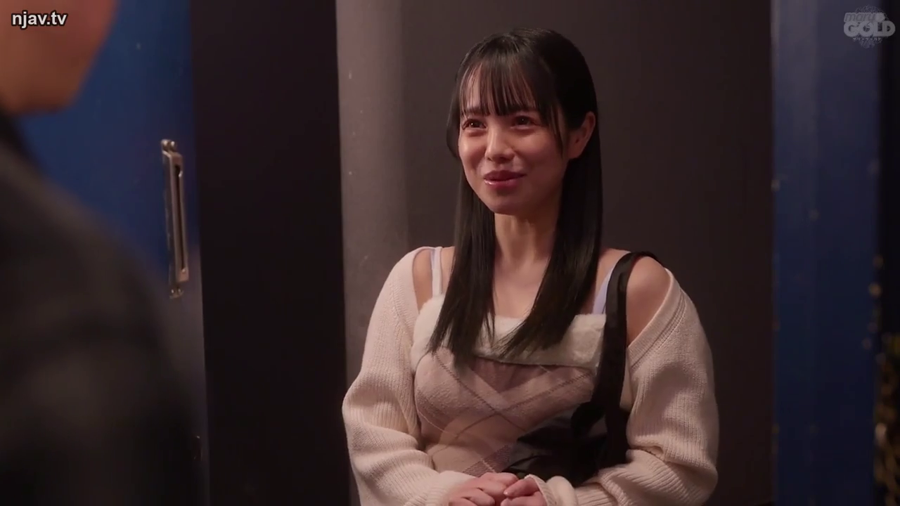 室内 · 交谈 · 站立 · 微笑 · 单肩包 · 针织开衫