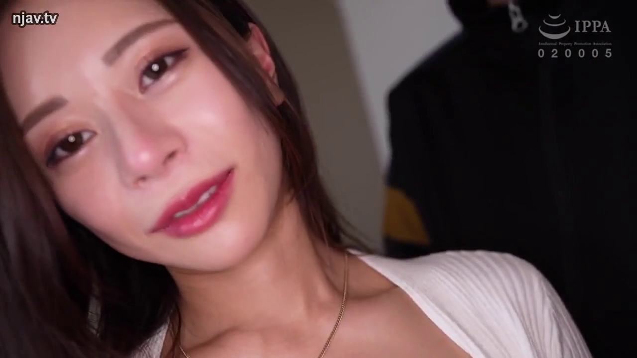 室内 · 脸部特写 · 注视 · 诱惑 · 白色紧身衣 · 金项链 · 浓妆 · 侧歪头