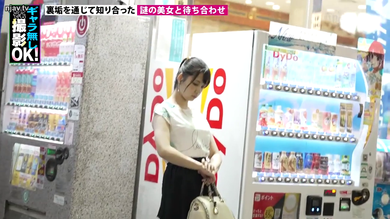 站立 · 平静 · いいえ · 屋外 · 等待 · 街拍 · 自动售货机 · 白色短袖黑色短裙