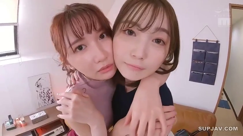 Indoor · Close-up of the face · 拥抱 · Smile · 双人 · Casual top · 壁挂 · 贴脸