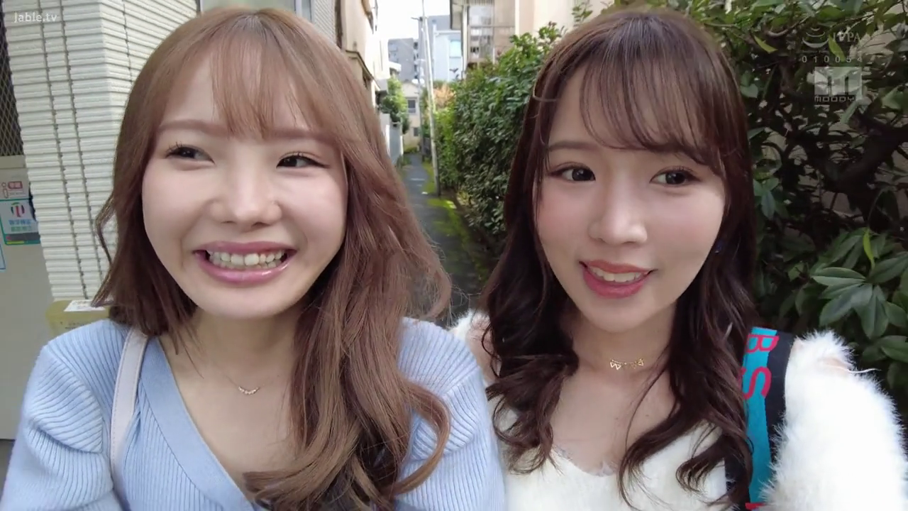 脸部特写 · 项链 · 自拍 · 笑容 · 日常 · 室外街道 · 并排站立 · 毛绒外套