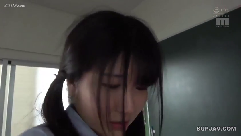 面部 · 教室 · 頭を下げる · 苦痛 · 黑板 · 哭泣 · 剧情类 · 蓝色衬衫校服