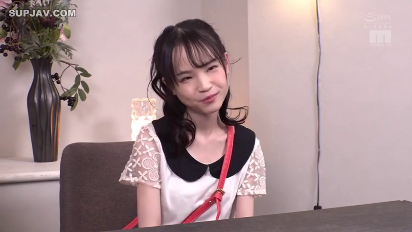 室内 · 坐姿 · 微笑 · 上半身 · 注视镜头 · 花瓶 · 黑白拼接上衣 · 亚裔女性