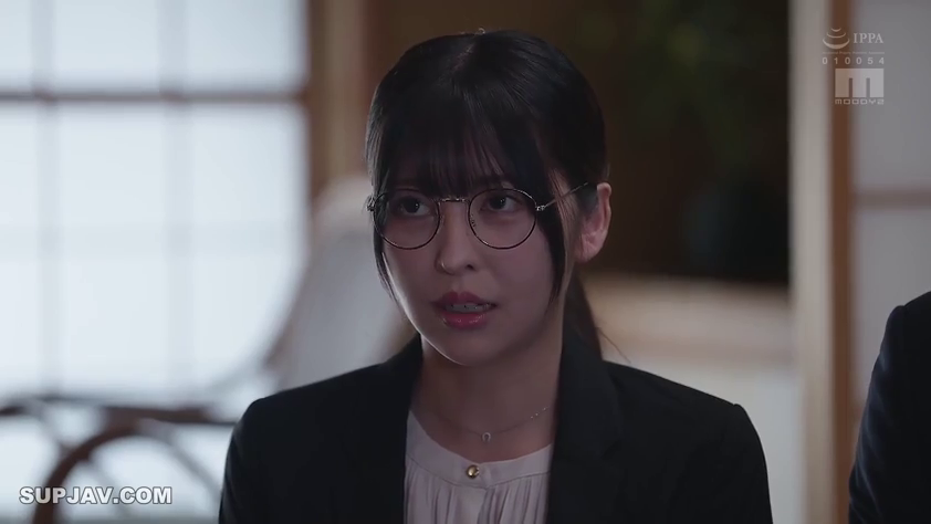 室内 · 站立 · 严肃 · 眼镜 · 职业装 · 面部特写 · 剧情 · 对视