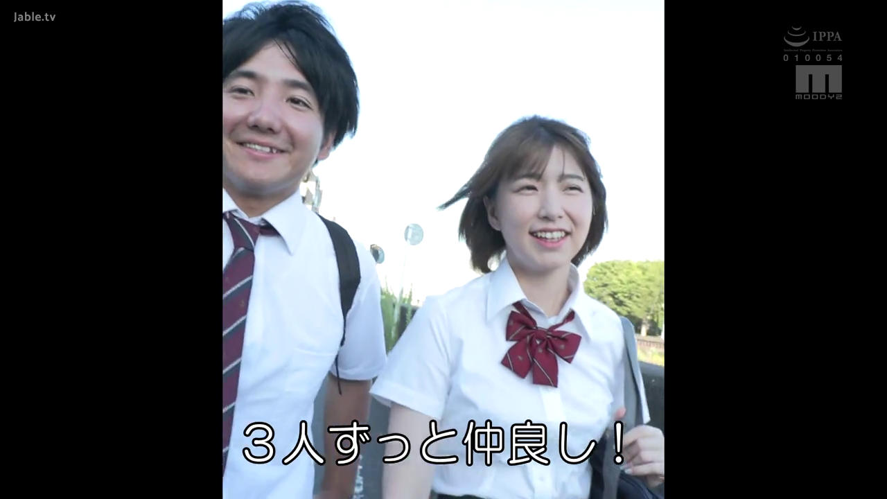 半身特写 · 行走 · JK制服 · 清纯 · 双肩包 · 灿烂笑容 · 谈笑 · 户外马路