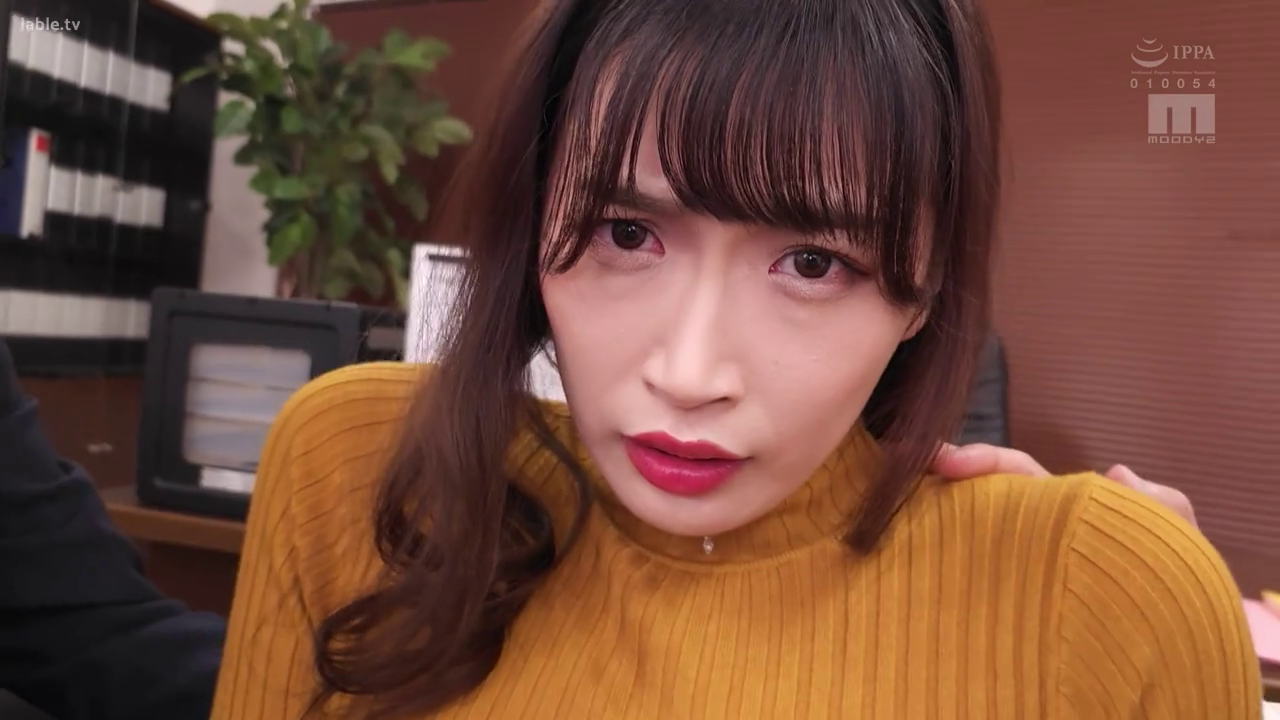 坐姿 · 严肃 · 办公室 · 面部特写 · 凝视 · 职场风 · 办公器材 · 黄色紧身高领毛衣