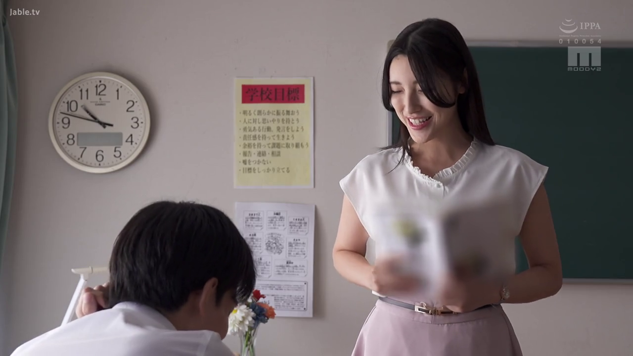 教室 · 站立 · 粉色短裙 · 微笑 · 授课 · 挂钟 · 教师制服