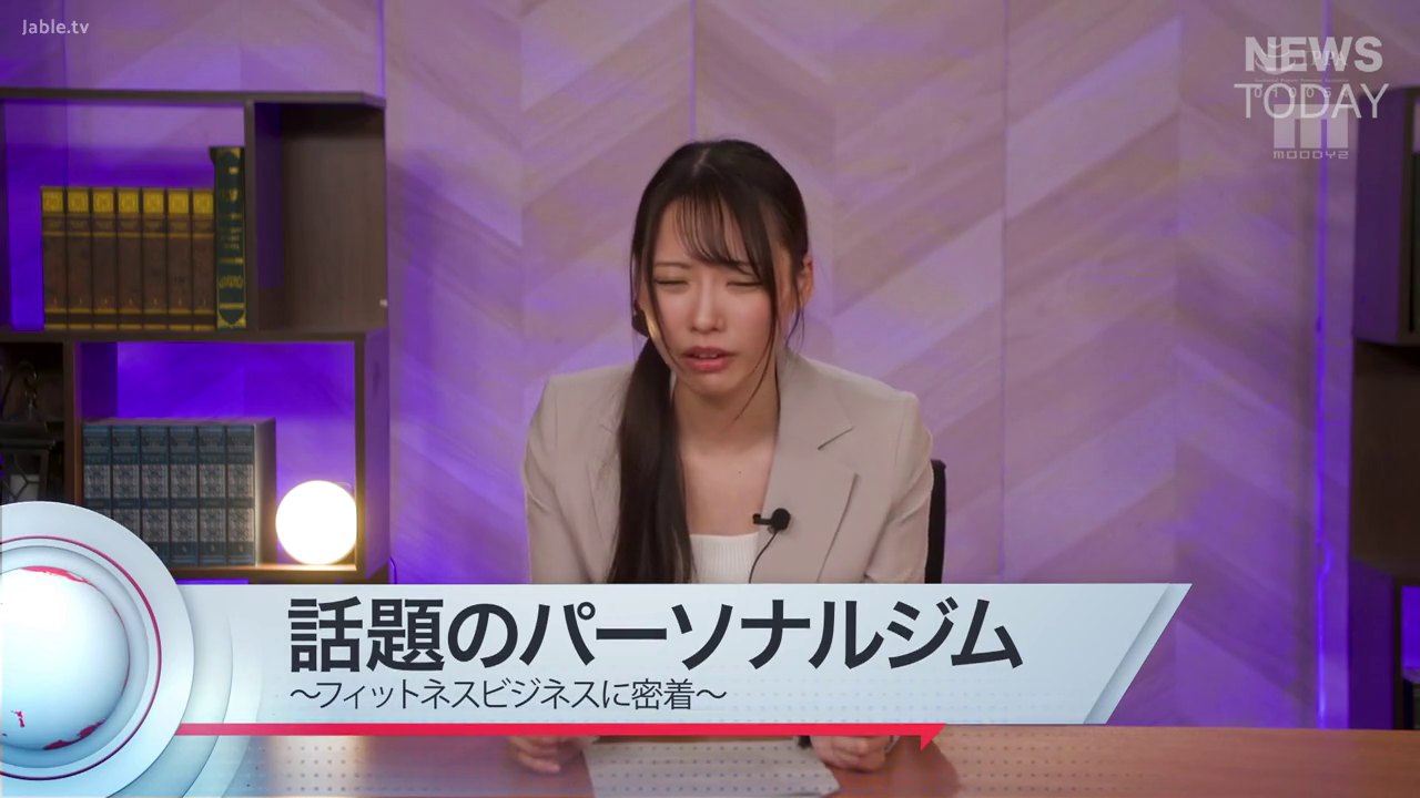 坐姿 · 委屈 · 半身 · 西装 · 麦克风 · 演播室 · 播报 · 新闻字幕