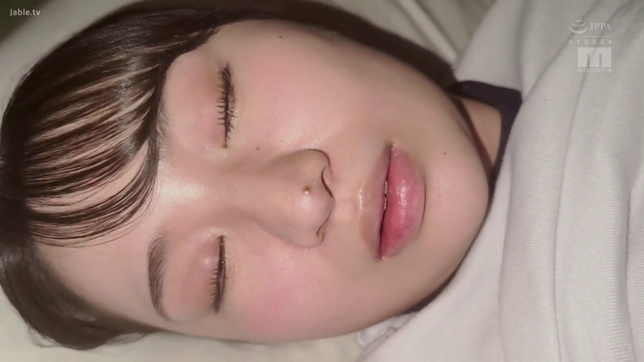 脸部 · 卧室 · 闭眼 · 枕头 · 特写 · 平躺 · 睡衣 · 安详