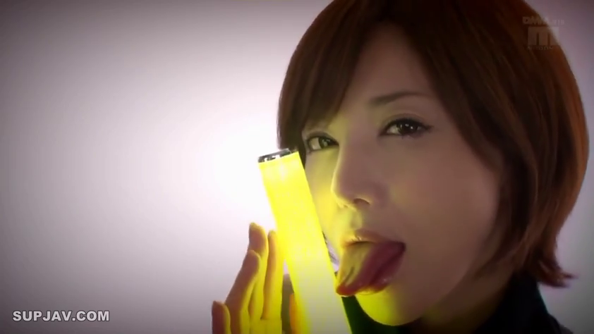 臉部特寫 · 短发 · 正面 · 黑色上衣 · 吐舌诱惑 · 舔舐动作 · 荧光棒 · 影棚背景