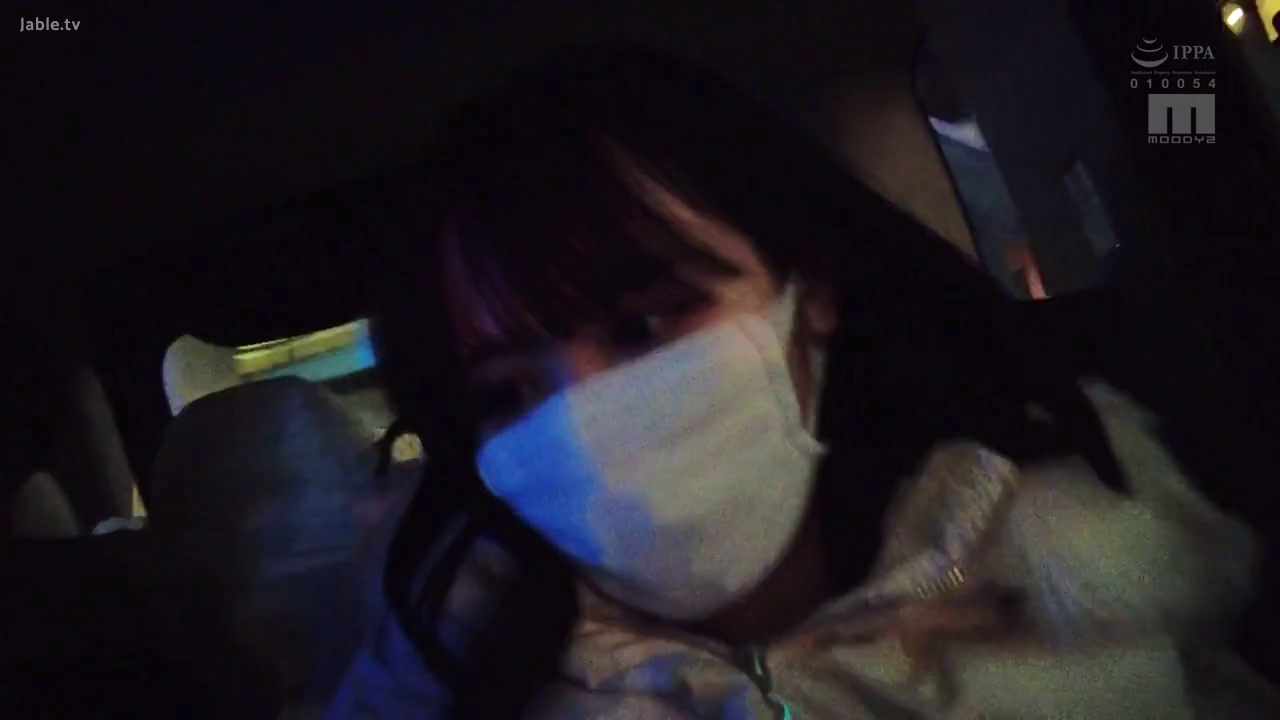 坐姿 · 平静 · 面部特写 · 车内 · 口罩 · 安全带 · 侧头 · 夜间